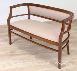 Divanetto a pozzetto stile Liberty in legno imbottito e rivestito con tessuto